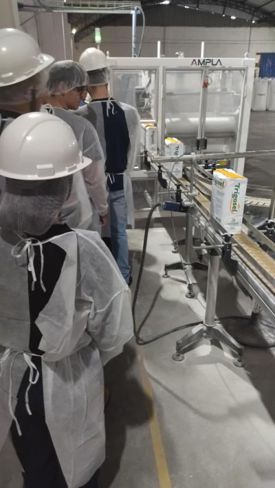 Estudantes de Guaraniaçu visitam Moinho Coprossel e conhecem processo de industrialização do trigo